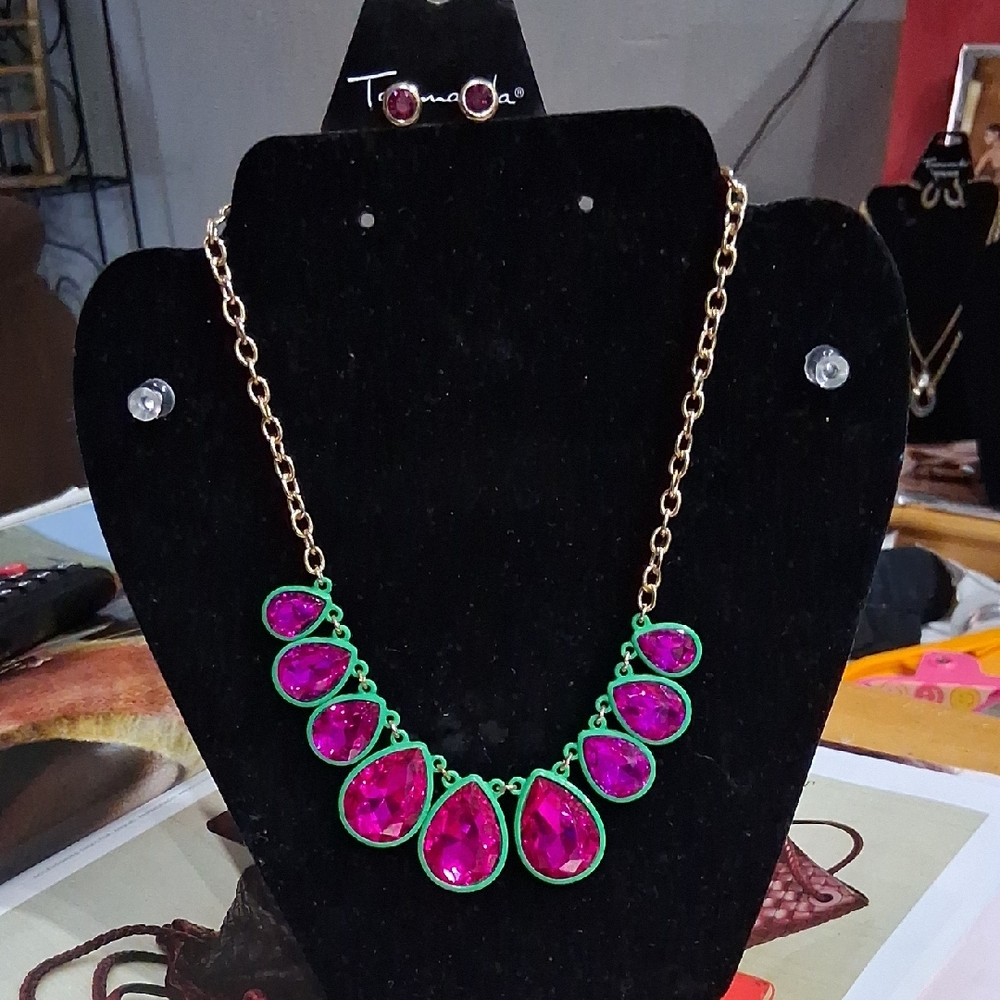 Taramanda Gold and Pink Teardrop Necklace Set . - Picture 1 of 15